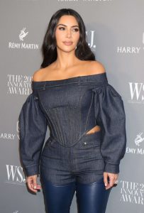 Kim Kardashian篮球般的大臀带给你强烈的视觉冲击