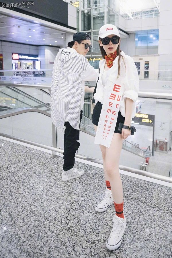 戚薇机场自信秀腿 身上挂了张视力表是什么情况(4/6)
