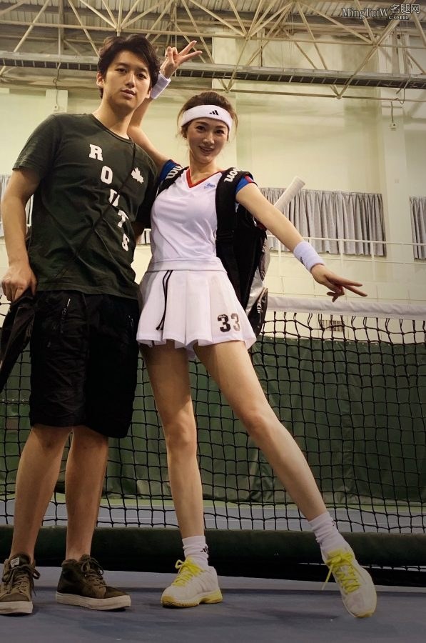 美女CEO尹峰打网球时的美丽玉腿(3/9)