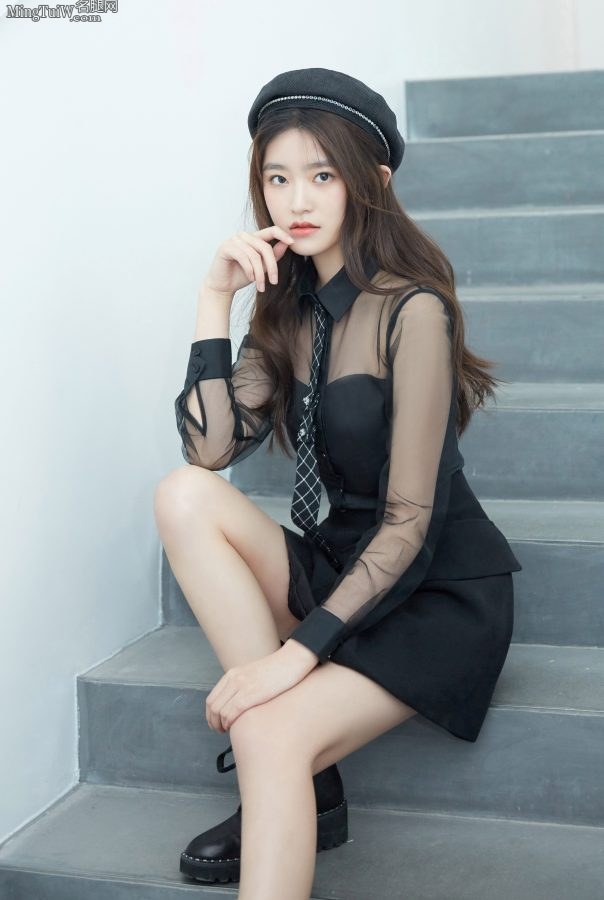 摩登女孩柴蔚美腿又细又直(4/4)