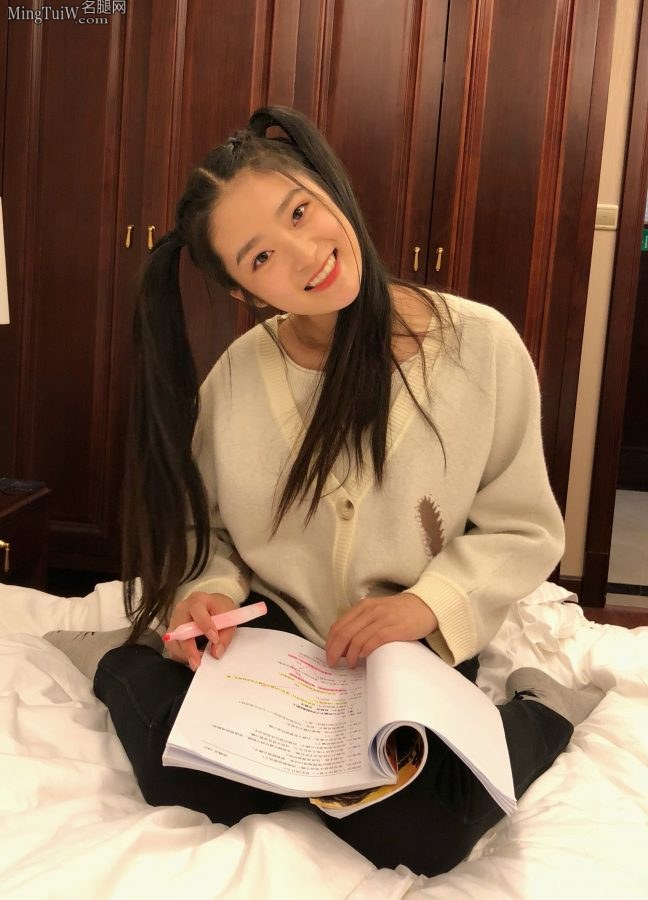 可爱的小美女柴蔚穿着棉袜的小脚(5/6)