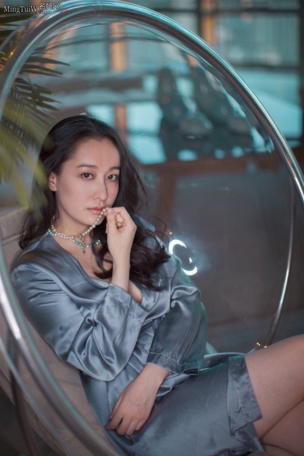 御姐董维嘉光着腿和脚有感觉了(3/6)