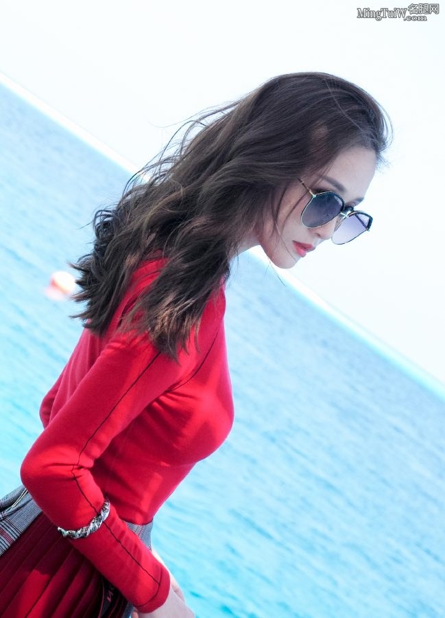 女明星陈乔恩在马尔代夫海天风景里拍摄写真大片(13/18)