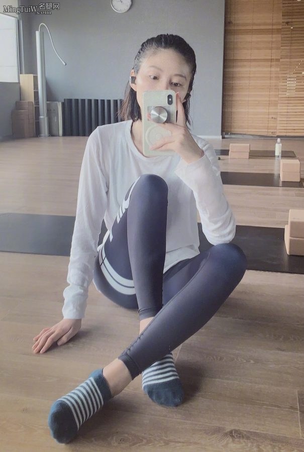 吴优美腿紧身裤脚穿低腰棉袜拿手机自拍(1/1)