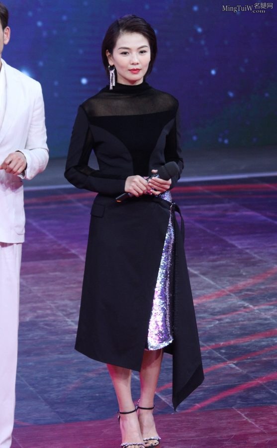 气质女星刘涛凉鞋露脚 短发造型性感帅气(1/11)