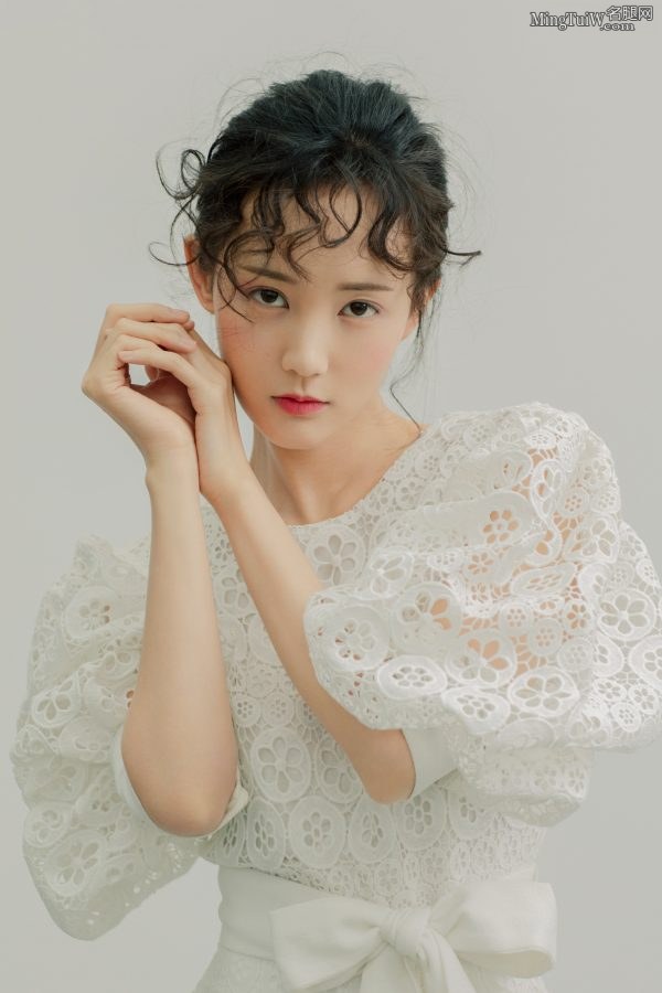清澈如初李一桐光脚丫子拍写真 画面质感简单舒服(7/7)
