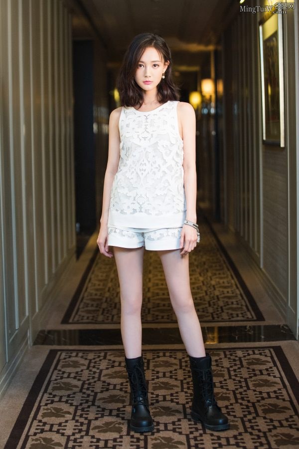 元气少女李一桐身穿镂空短裙光芒四射(7/10)
