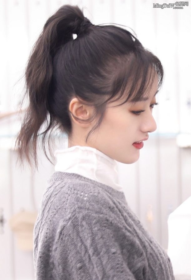 袁冰妍皙白的美腿和涂了黑色指甲油的玉手(7/8)