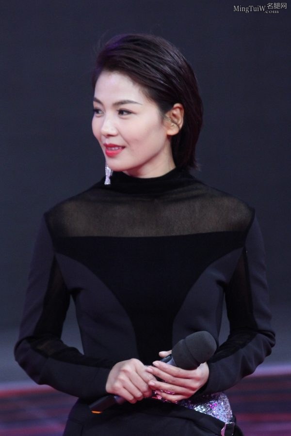 气质女星刘涛凉鞋露脚 短发造型性感帅气(4/11)