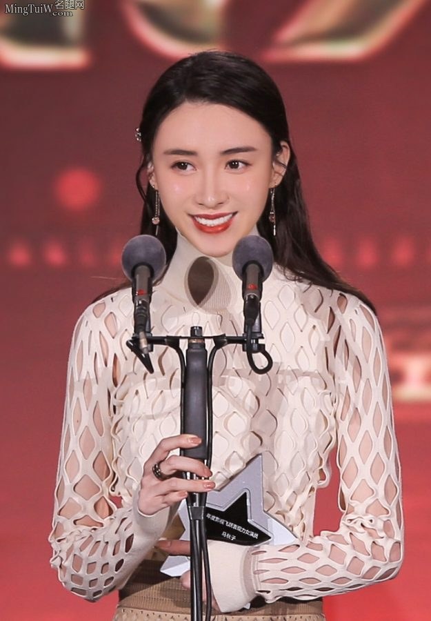 高挑的女星马秋子登台领奖(3/6)