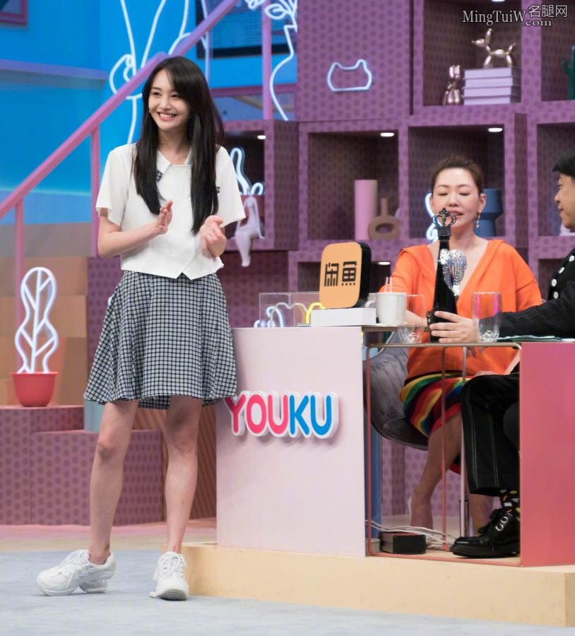 Zheng Shuang dressed up like the girl next door in "Flowers and All Things(1/6)