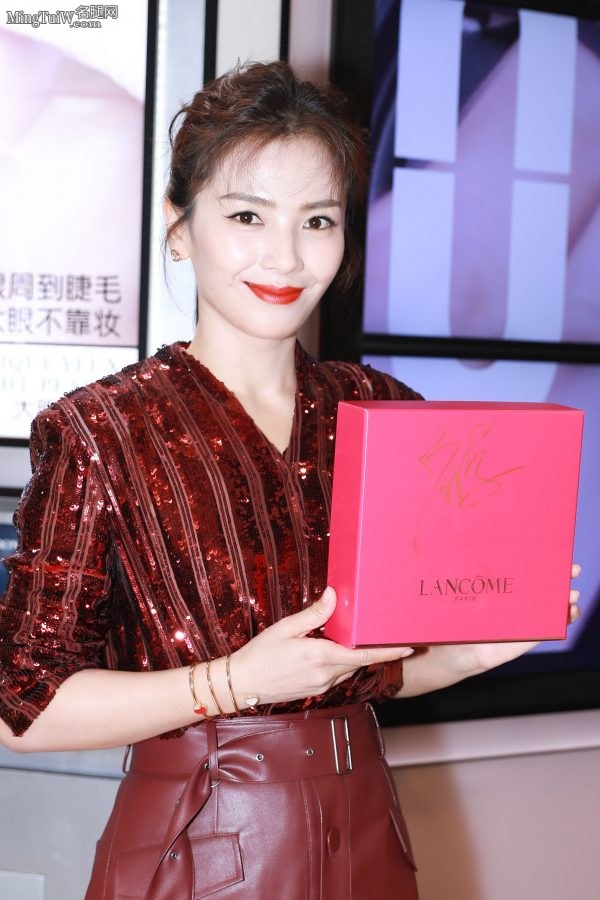 刘涛代言口红活动中身穿红色皮裙玉足踩凉鞋 大气温柔的女子(3/6)