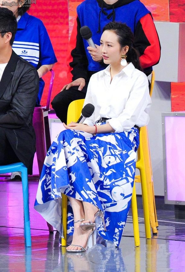 王鸥参加《快乐大本营》脚踩细高跟鞋(6/7)