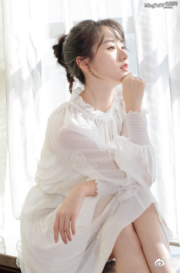 优雅的90后女明星袁冰妍玉腿美足踩凉高跟(5/13)