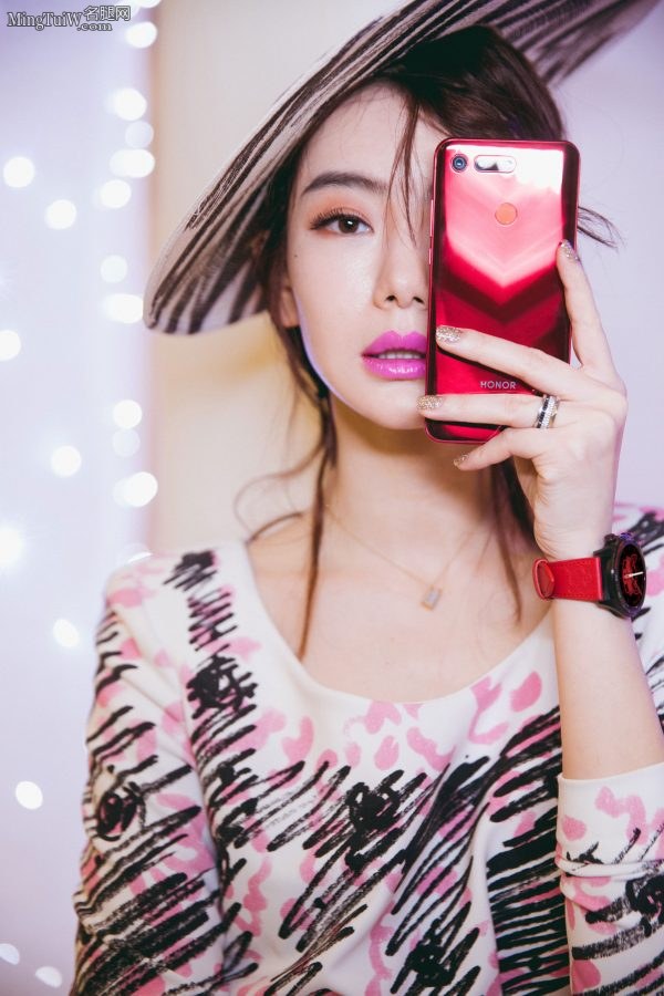 女星戚薇穿个性涂鸦短裙高跟鞋显俏皮前卫(9/9)