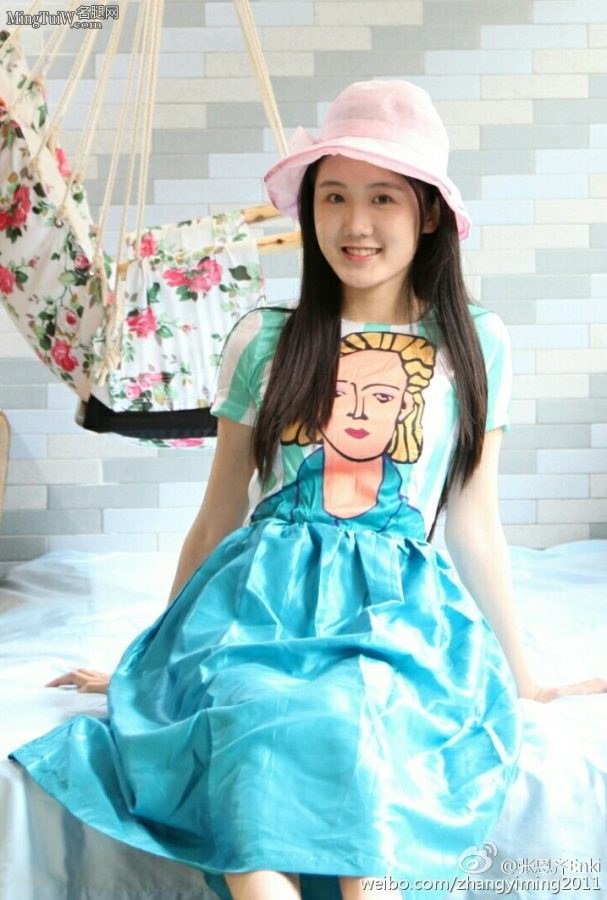 可爱的小美女张恩齐光脚丫拍照片(7/7)