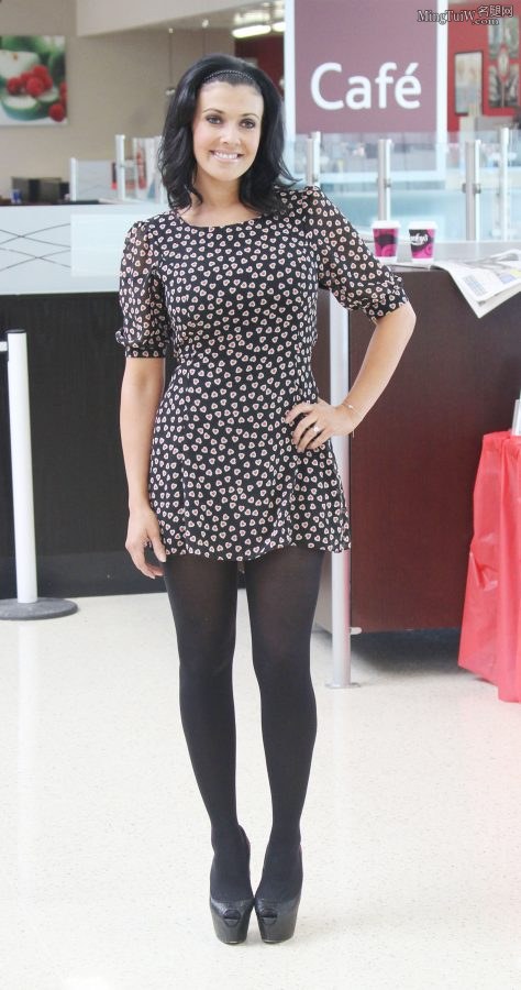 Kym Marsh steps on a fish's mouth and is so tall. Her beautiful legs are well-proportioned and slender. The key is that she wears black pantyhose.(4/9)