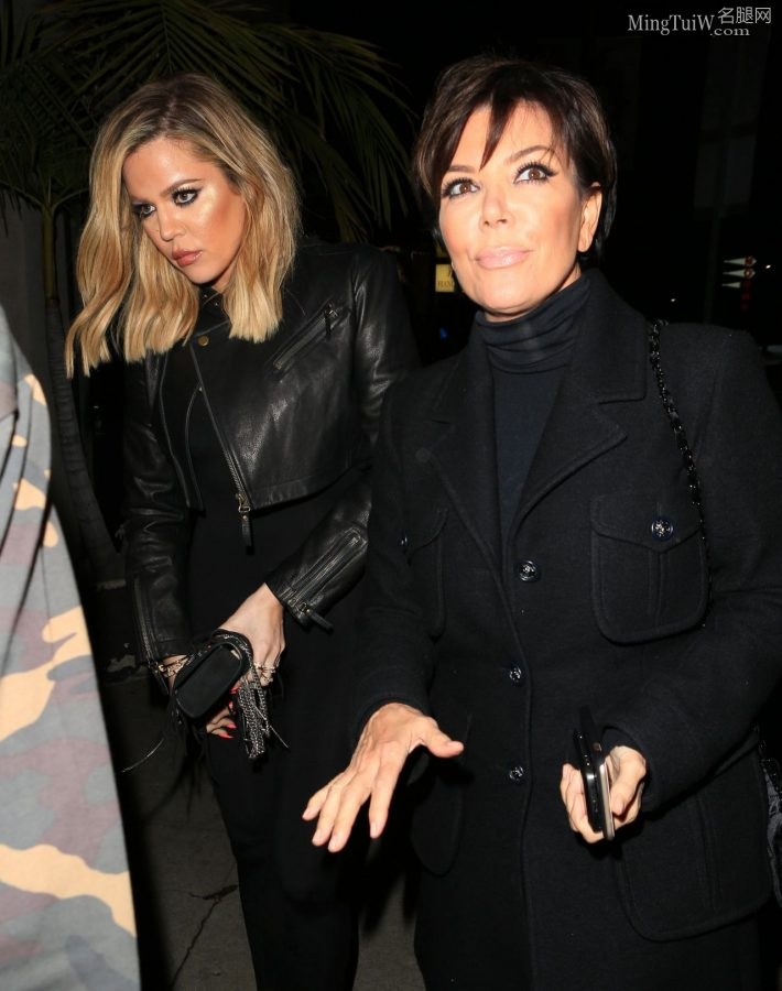 Khloe Kardashian和她妈妈Kris Jenner外出 这身材有喜欢的吗?(7/9)
