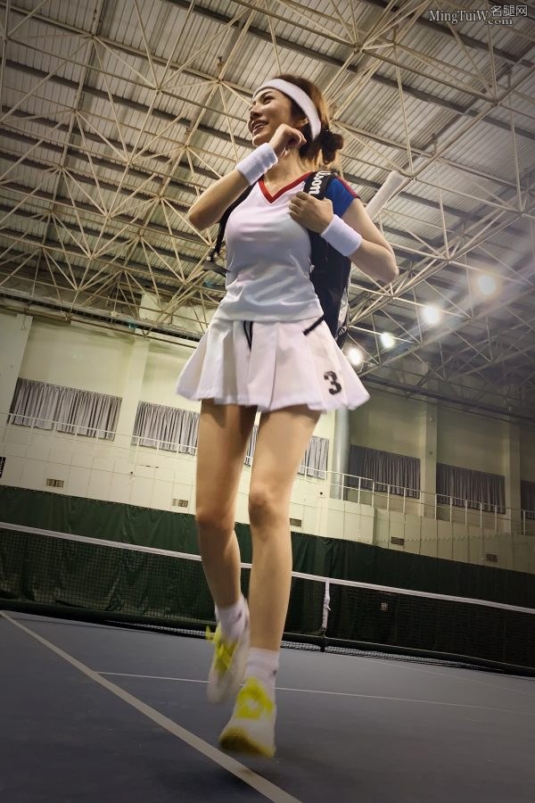 美女CEO尹峰打网球时的美丽玉腿(4/9)
