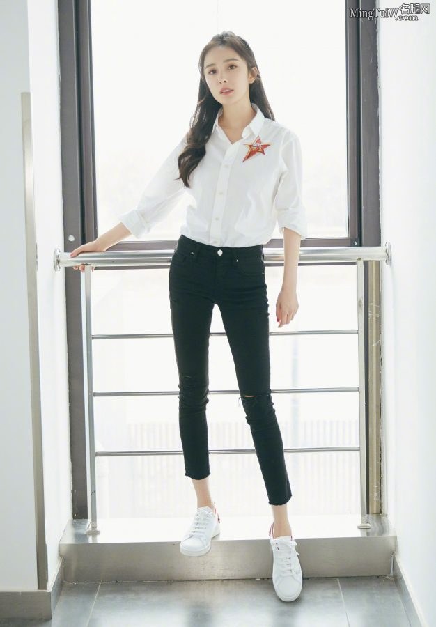 杨幂的紧身牛仔裤展露纤细美腿和圆润小屁屁(1/14)