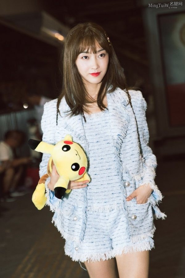甜美的少女宣璐穿小白鞋在机场街拍照片(8/9)