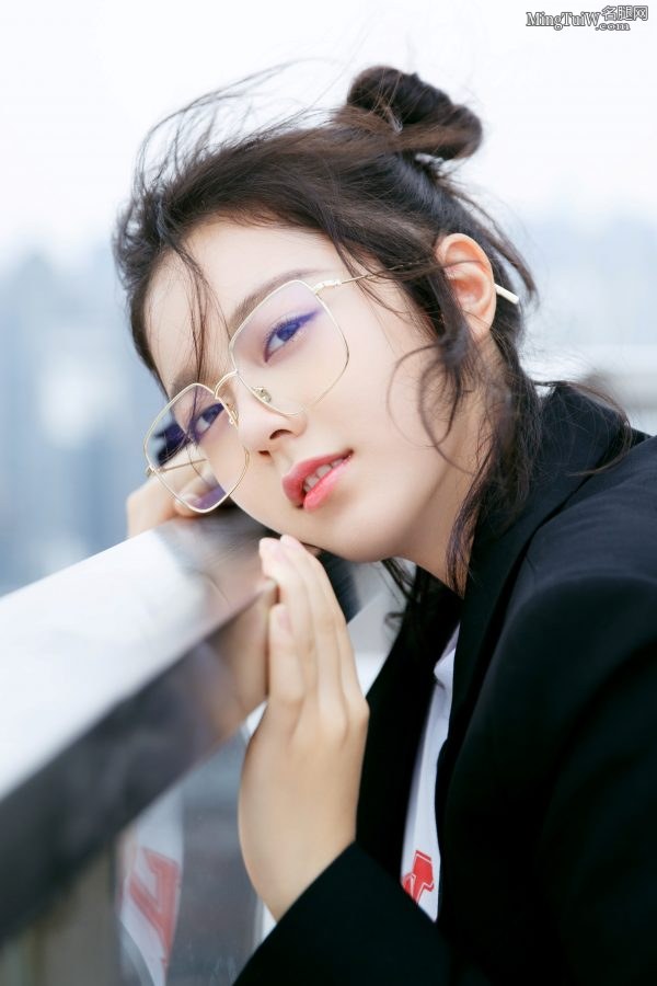 赵今麦身穿西装配不对称运动裤显露美腿 带上眼镜更显可爱萌(6/20)