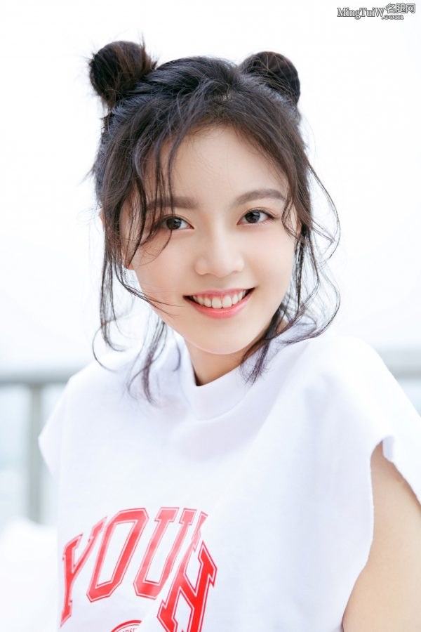 赵今麦身穿西装配不对称运动裤显露美腿 带上眼镜更显可爱萌(17/20)