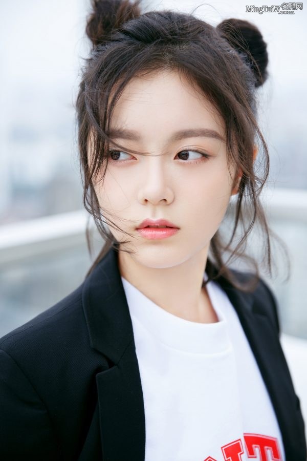 赵今麦身穿西装配不对称运动裤显露美腿 带上眼镜更显可爱萌(3/20)