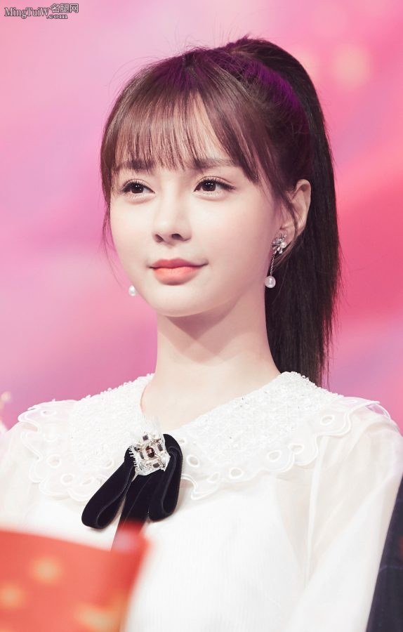 沈梦辰获新青年榜样艺人荣誉踩高跟凉鞋登台(6/9)