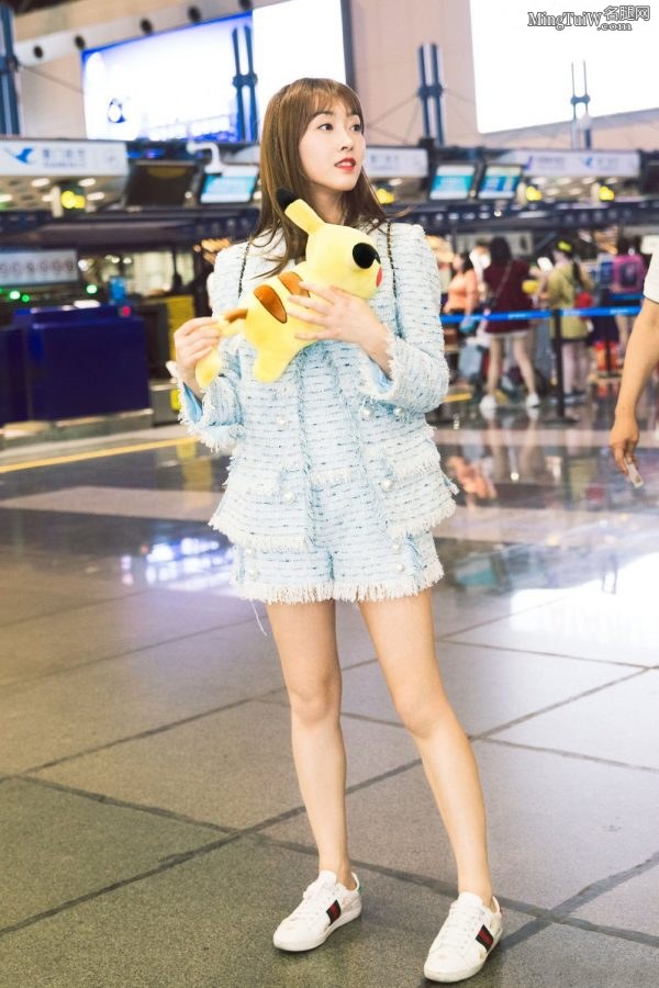Sweet girl Xuan Lu wears white shoes and takes photos on the airport street(1/9)