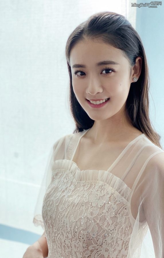 女星杨祺如展示胸部优雅小曲线（第2张/共6张）