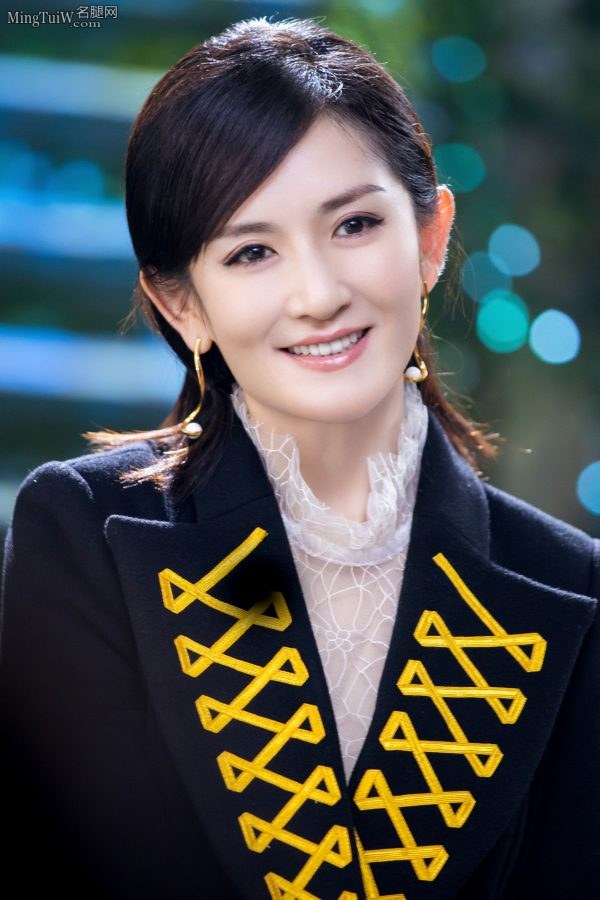 谢娜身着黑色西装踩尖头高跟鞋飒爽又气质(10/12)