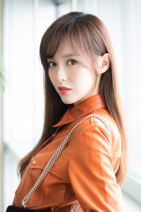 美腿小姐姐唐嫣拿起一支高跟鞋让你欣赏