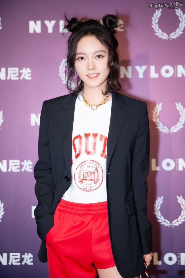赵今麦身穿西装配不对称运动裤显露美腿 带上眼镜更显可爱萌(10/20)