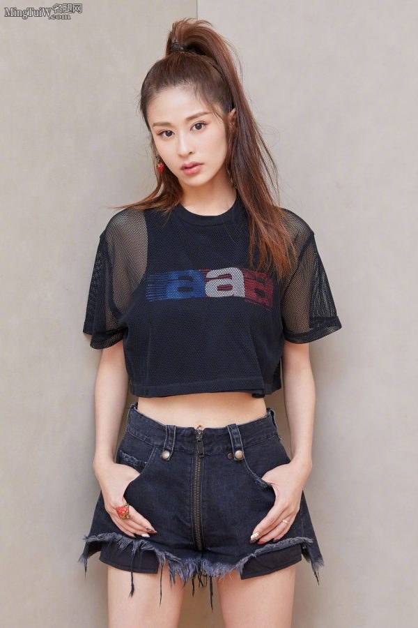 颖儿马尾辫配牛仔短裤又飒又美秀长腿(8/9)