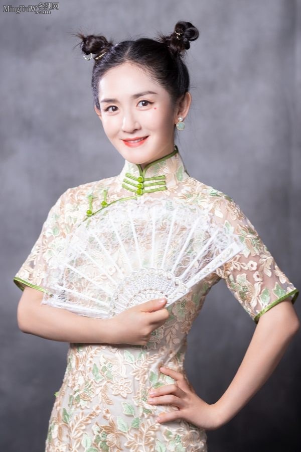 太阳女神谢娜丸子头身穿复古紧身旗袍(6/6)