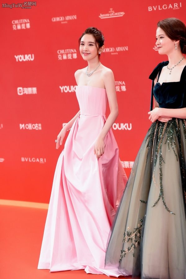 来一套唐艺昕的美脸香肩解解馋(6/12)