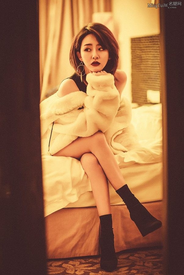 陈梓童卧室里的美腿写真(1/5)