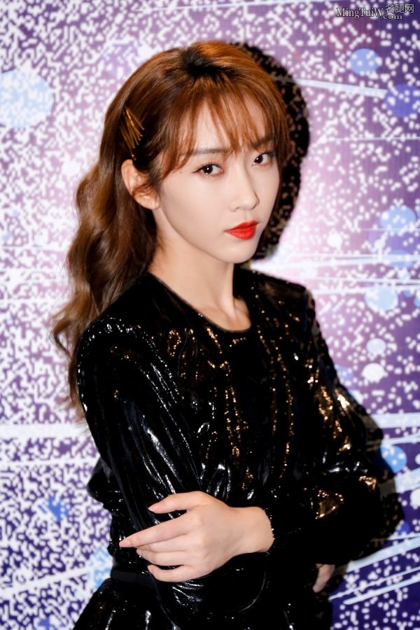 超爱穿靴子的女明星宣璐夹腿坐姿(5/12)