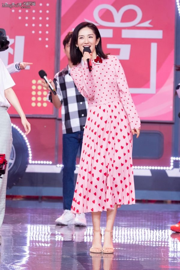 谢娜主持节目时身着心型长裙玉足踩凉高跟鞋(3/7)