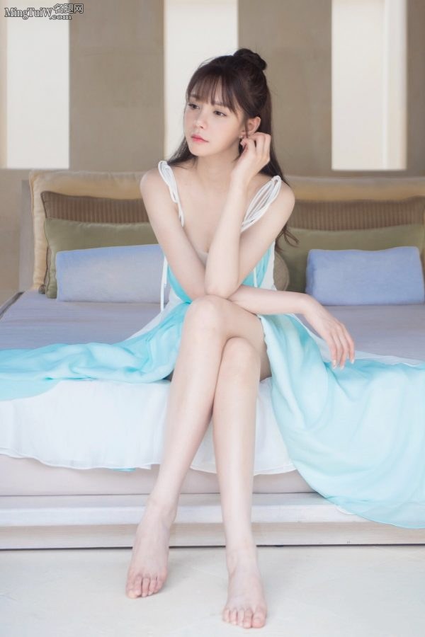 沈梦辰给颖儿当伴娘 大白腿抢了新娘的风头(1/9)
