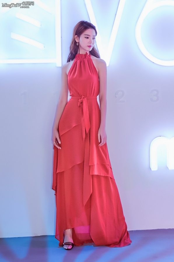红红火火陈瑶一袭红色纱裙露光滑美背(2/9)