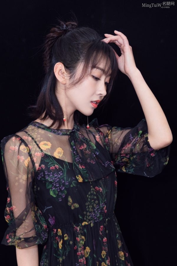 小仙女宣璐薄纱透出光滑玉腿 可惜没有照到脚(9/9)