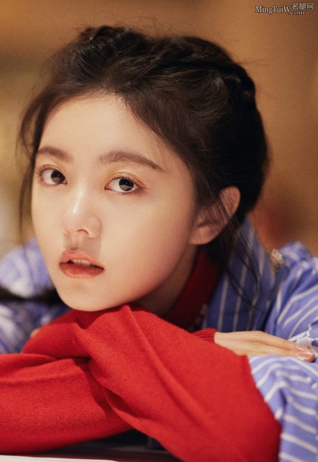 赵今麦格子裙小皮鞋短袜演绎英伦少女风(7/10)