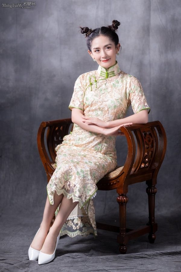 太阳女神谢娜丸子头身穿复古紧身旗袍(1/6)