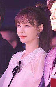 沈梦辰获新青年榜样艺人荣誉踩高跟凉鞋登台