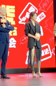 美魔女闫妮参加宣传活动秀美丽长腿