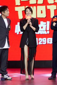 美魔女闫妮参加宣传活动秀美丽长腿