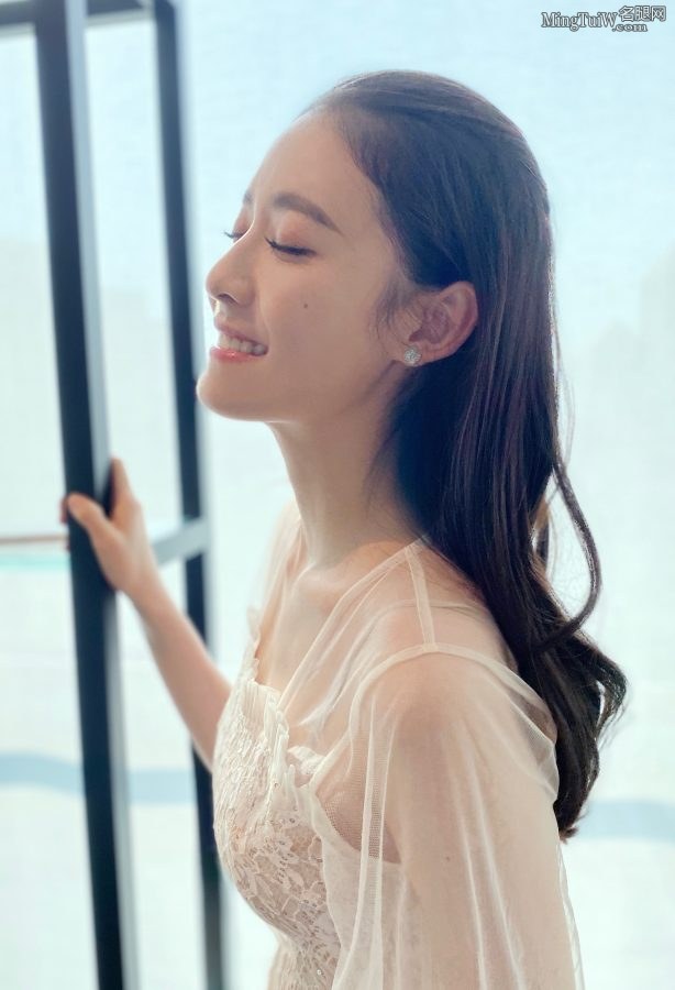女星杨祺如展示胸部优雅小曲线(4/6)