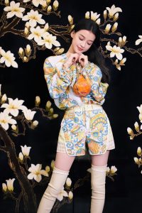 孙怡美腿穿过膝长靴跷二郎腿
